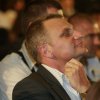 Депутат си прави ток на покрива
