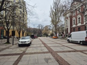 Градската градина обърната на паркинг, и при снимки Т. Трайков отрича и не си мърда пръста