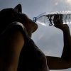 Пиещите бутилирана вода поглъщат 90 000 повече микропластични частици годишно: Проучване