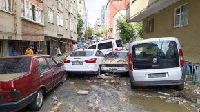 Трима загинали и над 3000 спасени при наводненията в Истанбул, десетки полети са отменени и пренасочени