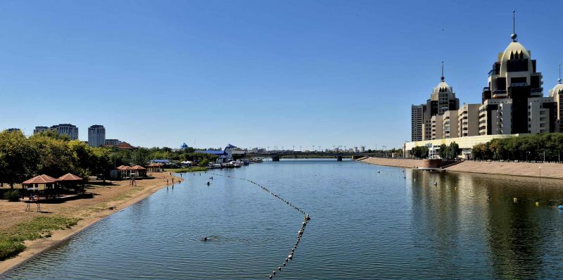 На плаж в Астана: Красивата река в центъра на казахската столица и великолепният мост Атърау