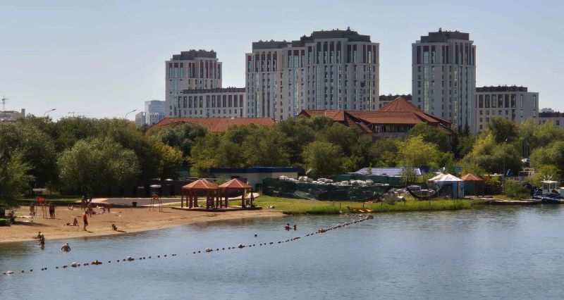 На плаж в Астана: Красивата река в центъра на казахската столица и великолепният мост Атърау