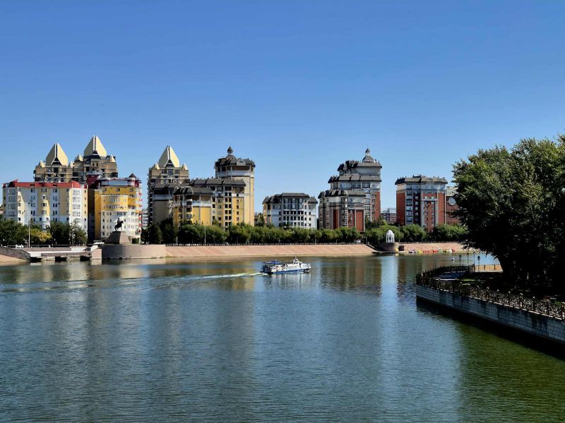 На плаж в Астана: Красивата река в центъра на казахската столица и великолепният мост Атърау