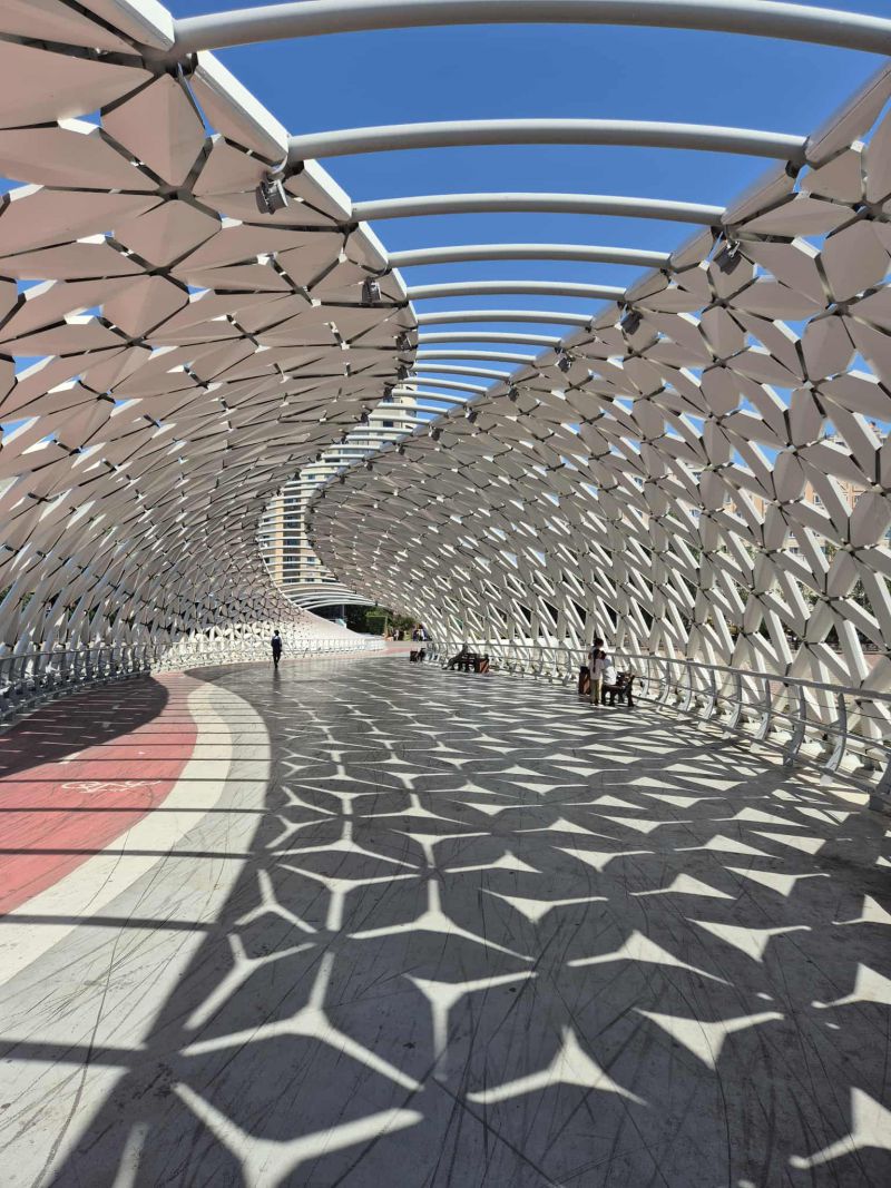 На плаж в Астана: Красивата река в центъра на казахската столица и великолепният мост Атърау