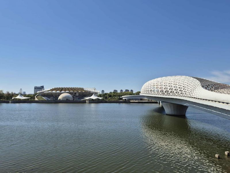 На плаж в Астана: Красивата река в центъра на казахската столица и великолепният мост Атърау