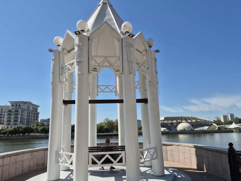  На плаж в Астана: Красивата река в центъра на казахската столица и великолепният мост Атърау