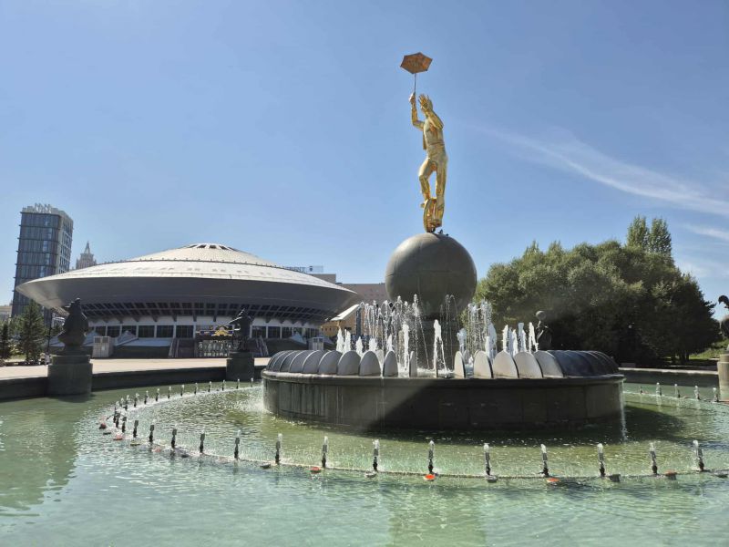  На плаж в Астана: Красивата река в центъра на казахската столица и великолепният мост Атърау