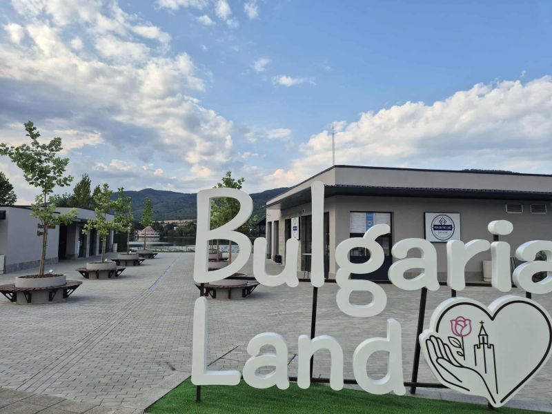 Златна есен с мини България срещу Шатрата на езерото до Правец: на 20 минути от София