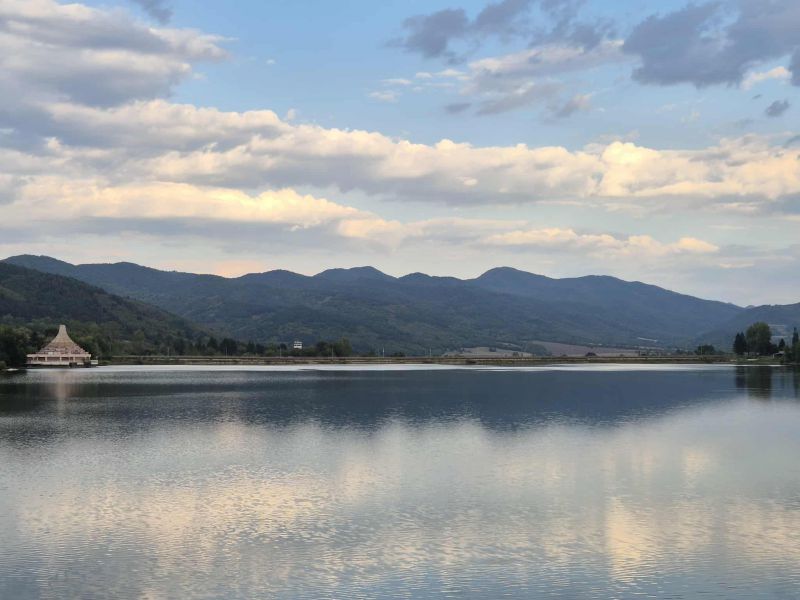 Златна есен с мини България срещу Шатрата на езерото до Правец: на 20 минути от София