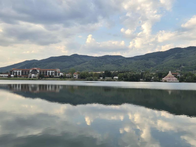 Златна есен с мини България срещу Шатрата на езерото до Правец: на 20 минути от София