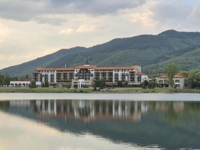 Златна есен с мини България срещу Шатрата на езерото до Правец: на 20 минути от София