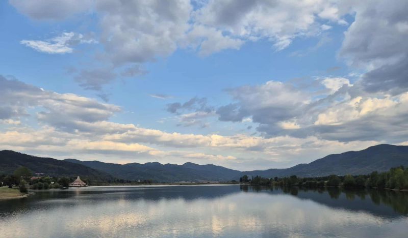 Златна есен с мини България срещу Шатрата на езерото до Правец: на 20 минути от София