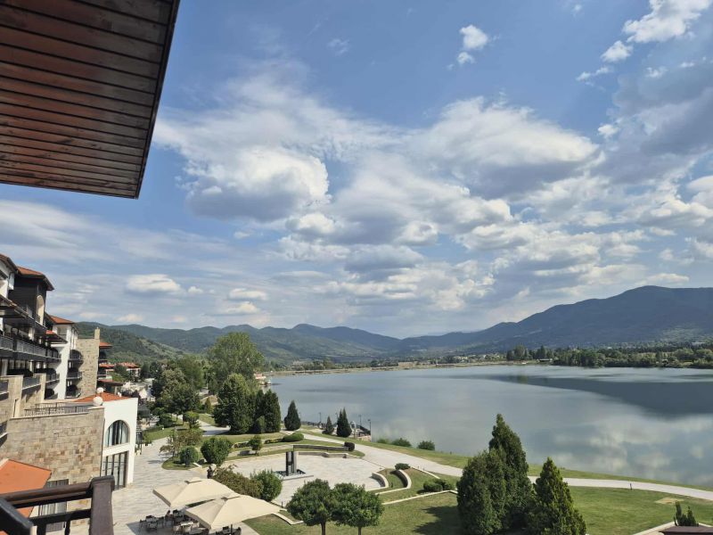 Златна есен с мини България срещу Шатрата на езерото до Правец: на 20 минути от София