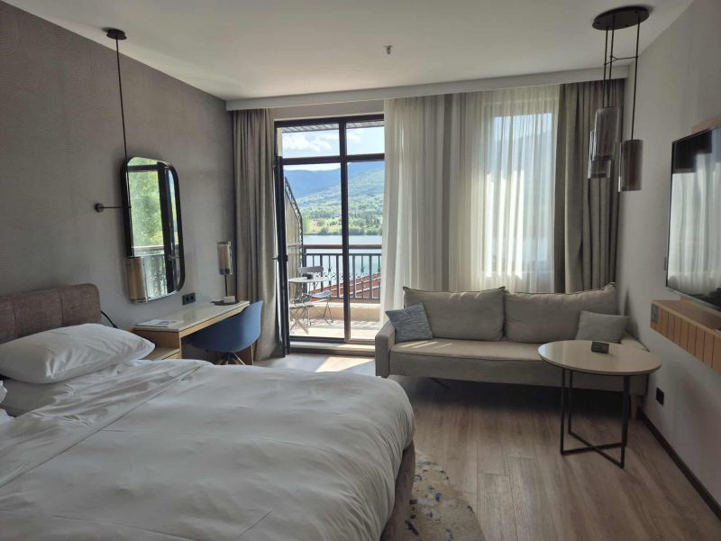 Златна есен с мини България срещу Шатрата на езерото до Правец: на 20 минути от София